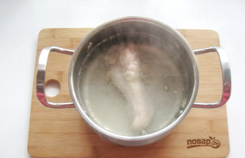 1. Этап. Суп из индейки с вермишелью: Кастрюлю поставьте на плиту, доведите воду с мясом до кипения, после огонь убавьте и снимите пену. Варите индейку на самом минимальном огне до готовности.