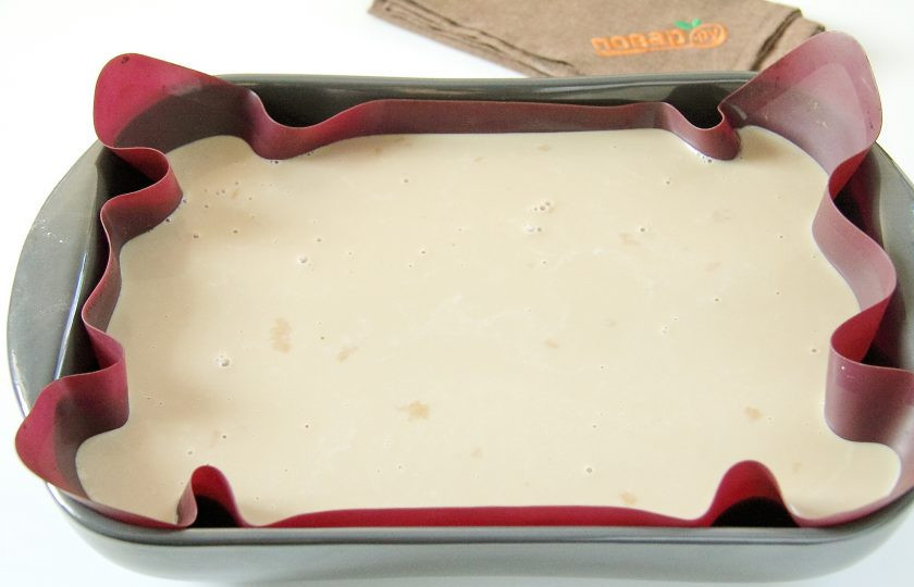 1. Этап. Кофейное пирожное: Готовому бисквиту дайте остыть прямо в форме. Затем соедините сливки и сахар. Взбейте, добавьте 200 мл кофе и перемешайте. Желатин заранее замочите в 200 мл воды до набухания, распустите на водяной бане и добавьте к сливкам. Все хорошо перемешайте и вылейте сливочную массу на остывший корж. Уберите десерт в холодильник примерно на 4 часа.