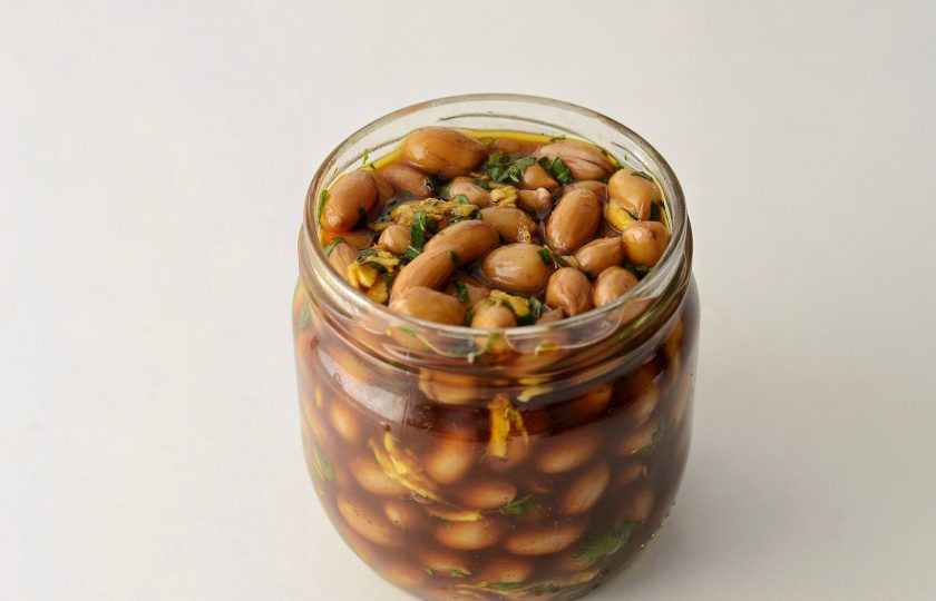 1. Этап. Маринованный арахис: Добавьте арахис в маринад, тщательно перемешайте. Переложите в чистую стерилизованную банку. Оставьте на 3-5 дней.