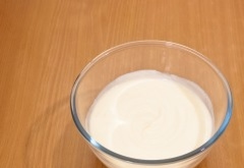 1. Этап. Вкусный пирог с брусникой: 7. Сметану взбивает с сахаро, делаем таким образом крем.