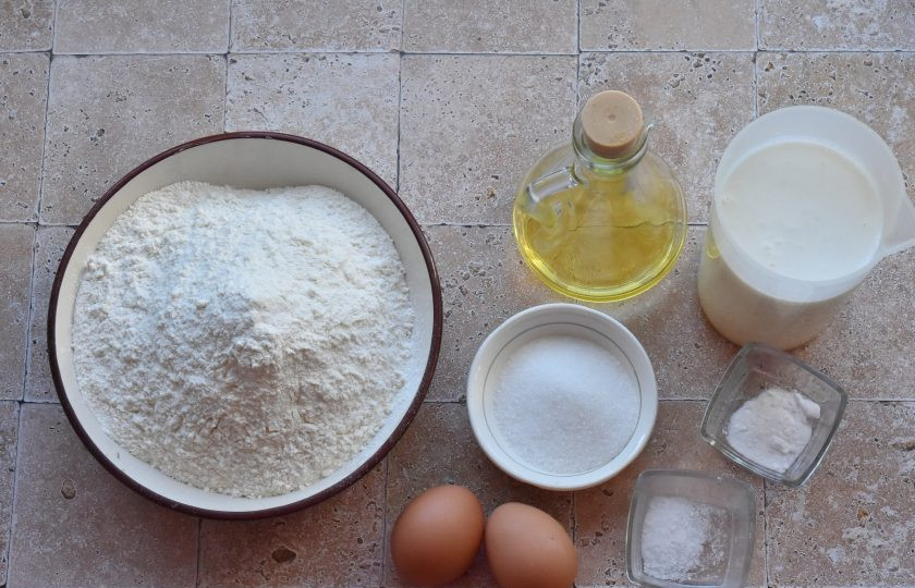 1. Этап. Дутые оладьи: Подготовьте продукты для приготовления оладий. Простоквашу предварительно подогрейте в микроволновой печи. Яйца заранее достаньте из холодильника, чтобы они нагрелись до комнатной температуры.