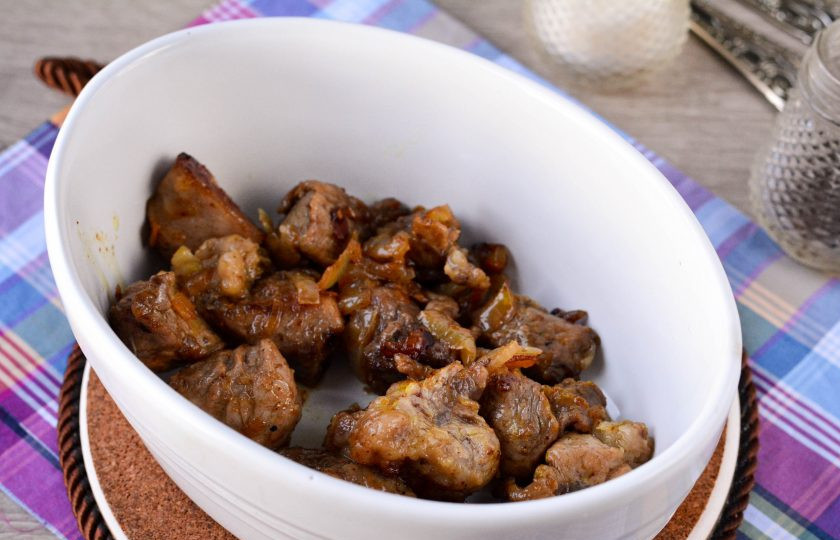 1. Этап. Гречка с мясом «Роскошная»: Переложите мясо с луком в форму для запекания.