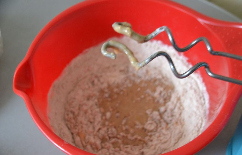 1. Этап. Самый простой морковный торт: Частями введите сухие ингредиенты к яичной смеси.