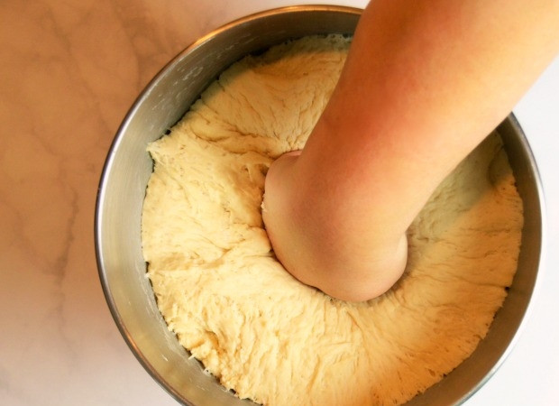 1. Этап. Булочки для перекуса: 6. Перед использованием разомните тесто руками.