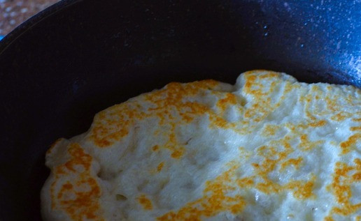 1. Этап. Венгерские лепёшки Лангош: Лепёшки жарить на среднем огне, в растительном масле, по 2-3 минуты с каждой стороны.