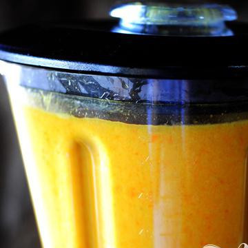 1. Этап. Морковный сквош: Взбить суп в блендере до кремового состояния и разлить по тарелкам.