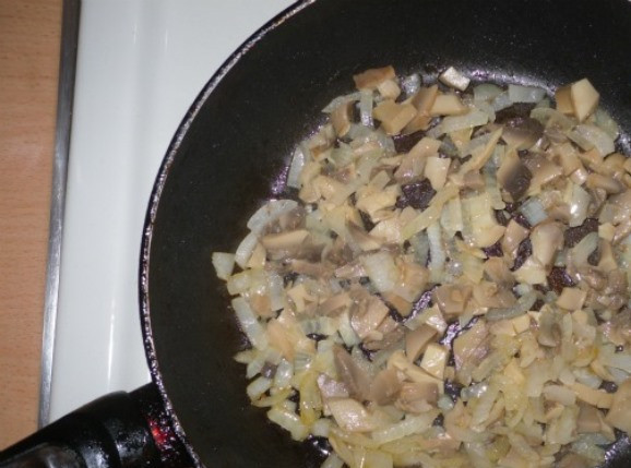 1. Этап. Бутерброды с шампиньонами: Порежьте и обжарьте до готовности лук и грибы. Посолите и поперчите по вкусу.