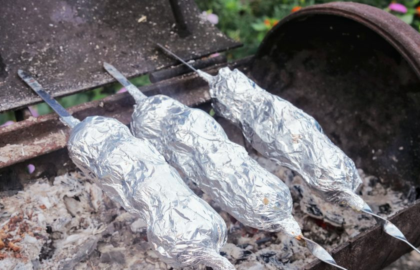 1. Этап. Шашлык из картофеля с беконом: Готовится картофель в фольге, в зависимости от размера и сорта, 20-30 минут. Затем фольгу необходимо снять и готовить ещё 10 минут. Для любителей особо хрустящего бекона, время увеличиваем.