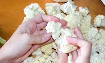 1. Этап. Цветная капуста с творогом: 1. Итак, начинаем с традиционного приготовления капусты: разбираем ее на соцветия, после чего отвариваем в немного подсоленной воде коло 3 минут.