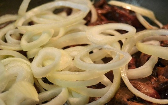 1. Этап. Печень с томатной пастой: 4. К обжаренной немного печени выложить лук. Продолжать жарить на медленном огне до полной готовности практически.