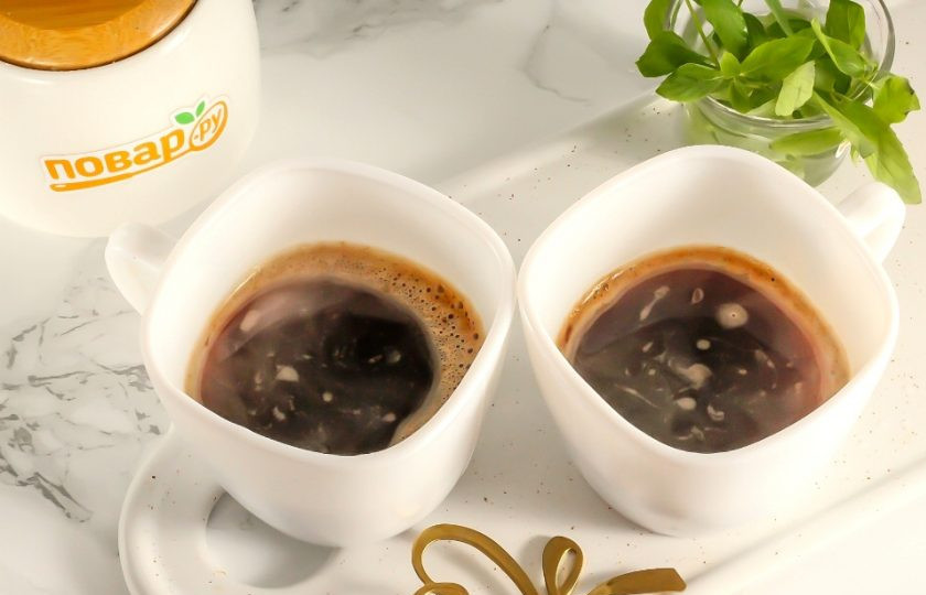 1. Этап. Кофе Для двоих: Вскипятите воду в чайнике и заварите кофе. Если используете молотый кофе, то заварите его в турке на плите.