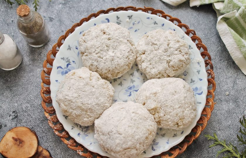 1. Этап. Котлеты из судака и креветок: Сформируйте круглые котлеты и обваляйте их полностью в муке.