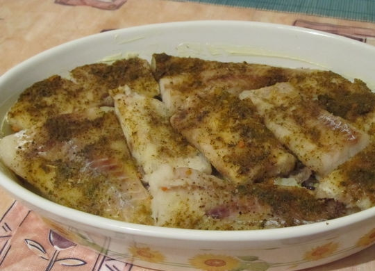 1. Этап. Рыба по-монастырски: На лук укложить рыбное филе, предварительно отваренное или доведенное до полуготовности на пару. Посолить, поперчить, посыпать кориандром и укропом.