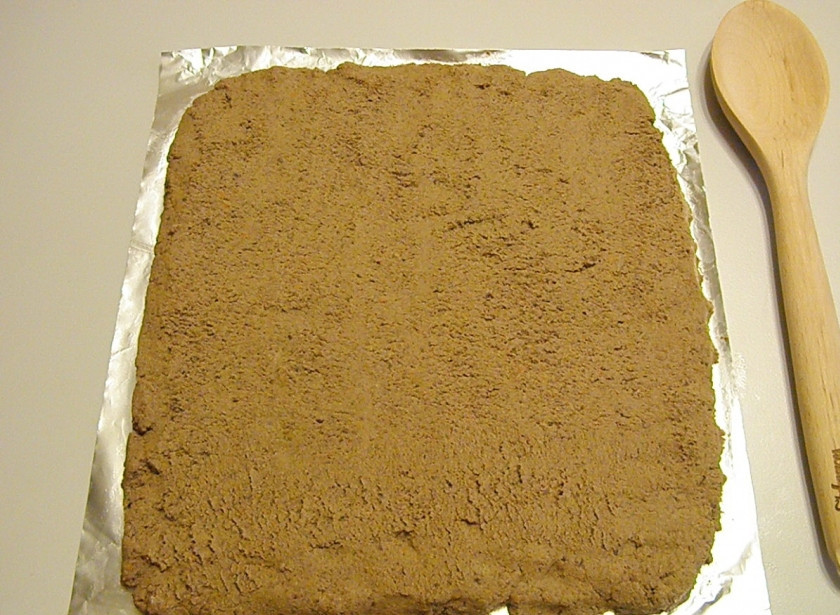 1. Этап. Печеночный рулет: Возьмите прямоугольник фольги. Смажьте его растительным маслом, разложите ровным слоем паштет из печени.