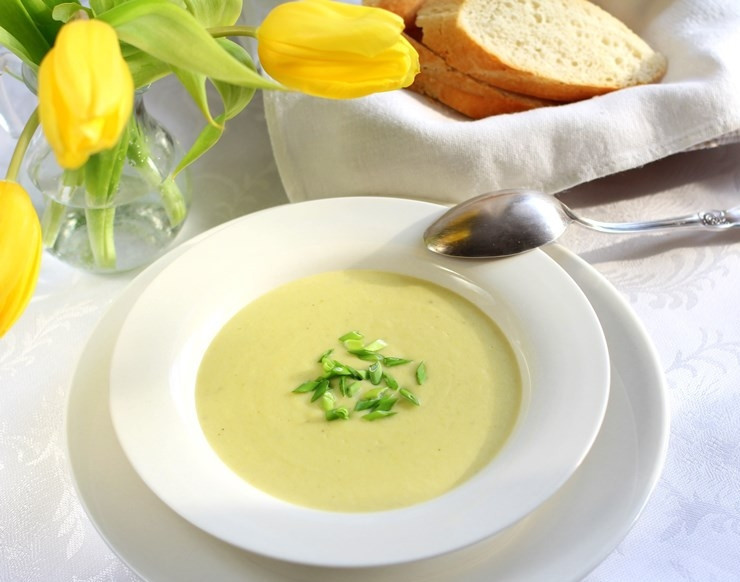 1. Этап. Суп из лука-порея: Когда суп будет готов, измельчаем его при помощи блендера, добавляя горячие сливки (разогреть их можно в микроволновке). И подаем суп из лука-порея к столу, добавив немного зеленого лука. Приятного аппетита!