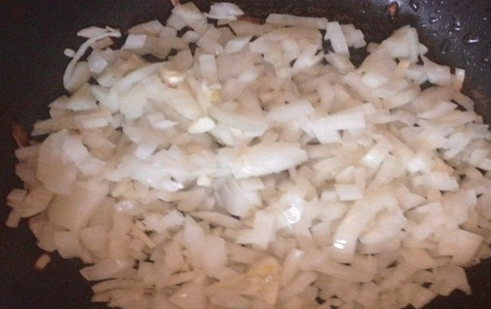 1. Этап. Котлеты из индейки с манкой: Репчатый лук почистите, промойте, мелко нарежьте и обжарьте до мягкости на 1 ч. л. оливкового масла.