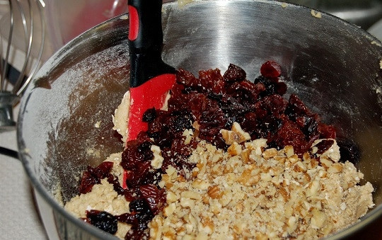 1. Этап. Овсяное печенье с грецкими орехами: 4. Выложите в тесто орехи и (в данном варианте) сушеные вишни. Перемешайте все до однородности. Духовку разогрейте до 180 градусов.