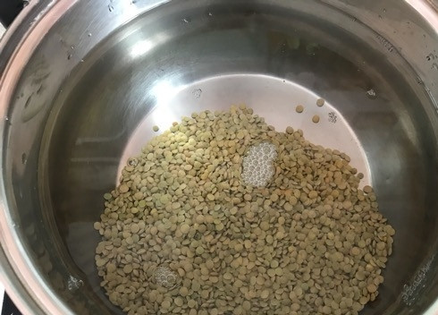 1. Этап. Ливанский чечевичный суп: 1. Чечевицу залейте 2-мя литрами холодной воды, доведите до кипения. Убавьте огонь и варите 25 минут.