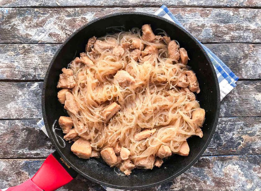 1. Этап. Фунчоза с курицей терияки: Перемешайте, чтобы стеклянная лапша успела впитать соус и сок. Отключите огонь, держите под закрытой крышкой еще пару минут.