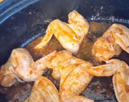 1. Этап. Курица, запеченная с хариссой и курагой: Разогреть духовку до 200С. В небольшой ёмкости смешать сливочное масло, лимон, хариссу, мед, соль и черный перец. Вылить соус в ёмкость для запекания. Туда же выложить куриные крылышки и хорошо обвалять их в соусе, по возможности втирая соус под кожу. Запекать в духовке 20 минут.