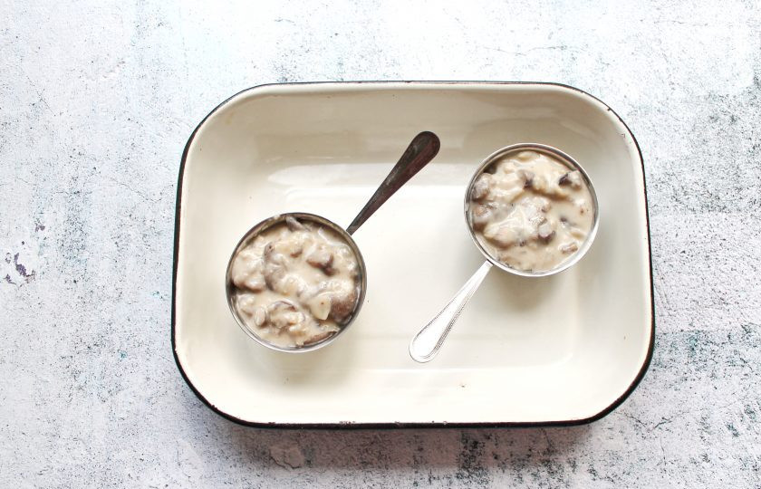 1. Этап. Жульен из маслят: Разложите грибную массу по кокотницам.