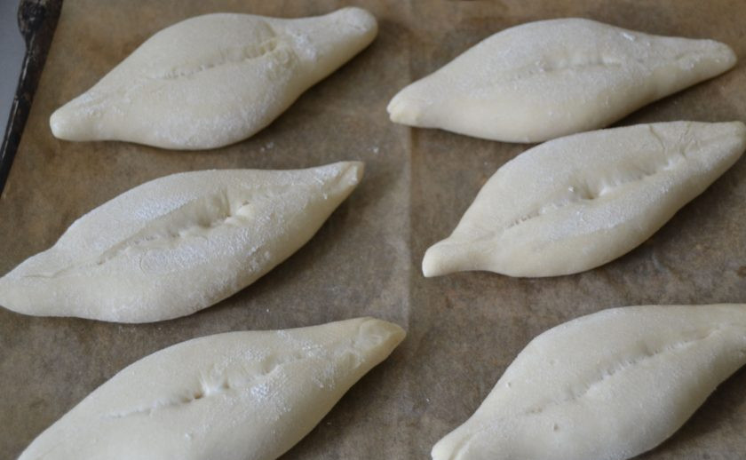 1. Этап. Булочки Римские чириолы: Выложите заготовки на лист для выпечки 