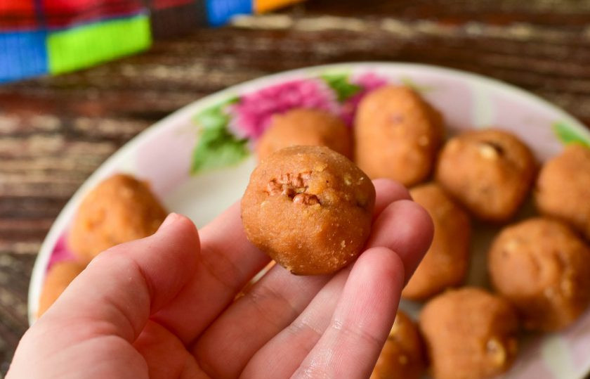 1. Этап. Конфеты из сгущенки: Сформируйте руками шарики.