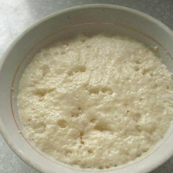 1. Этап. Пышки к Пасхе: В теплое молоко добавляем сахар и дрожжи, перемешиваем и оставляем на 20 минут, чтобы образовалась «шапочка».