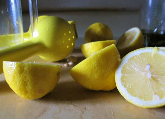 1. Этап. Огуречный лимонад: Лимоны моем и выдавливаем из них сок.