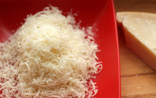 1. Этап. Панировка для наггетсов: Сыр натереть.