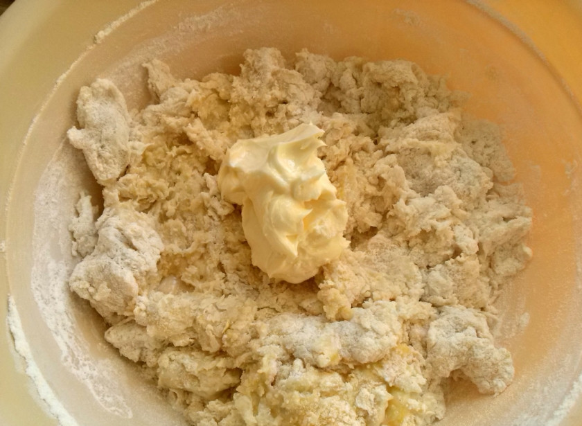 1. Этап. Рулет с маком: 3. Затем добавьте размягченное сливочное масло и соль, замесите мягкое тесто.