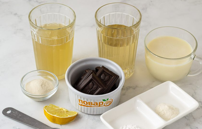 1. Этап. Постный торт Птичье молоко: Подготовьте все ингредиенты для приготовления суфле и ганаша. Бисквит вложите обратно в кулинарное кольцо и поставьте на тарелку для подачи.