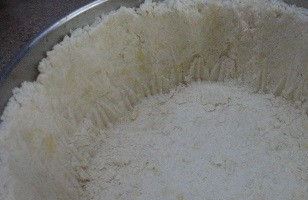 1. Этап. Творожно-ванильный пирог с вишней: Форму смазать маслом (диаметр 20 см) и высыпать крошку, сформировать дно и бока. Форму поставить в холодильник. Включить духовку на 180С.