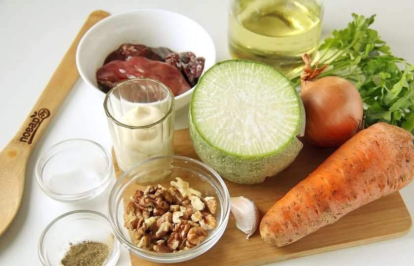 1. Этап. Салат с печенью и редькой: Подготовьте все ингредиенты.