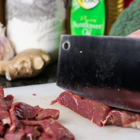 1. Этап. Говядина с брокколи: Говядину нарезаем на тонкие длинные ломтики, примерно как ее режут на бефстроганов. Для наглядности смотрите на фото, поймете какие кусочки нужны. Впрочем, можете и иначе нарезать. Главное - поперек прожилок, чтобы мясо оставалось сочным.