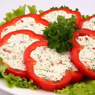 Перец, фаршированный сыром и зеленью