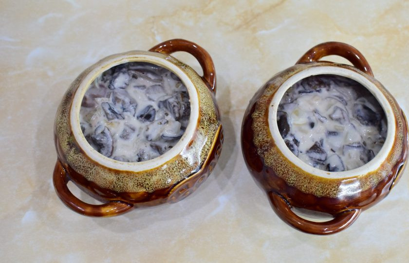 1. Этап. Печень в горшочках по-русски: Затем выложите немного грибов и перемешайте, чтобы кусочки печени не слиплись друг с другом. Затем сверху выложите оставшиеся грибы.