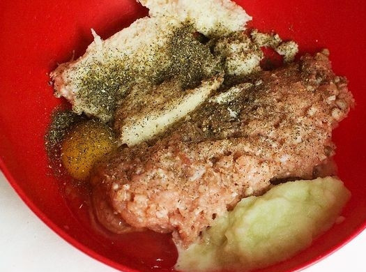 1. Этап. Котлеты из фарша в духовке: Выкладываем фарш в глубокую тарелку, добавляем яйцо, отжатый хлеб и измельченный лук. Солим и посыпаем специями.