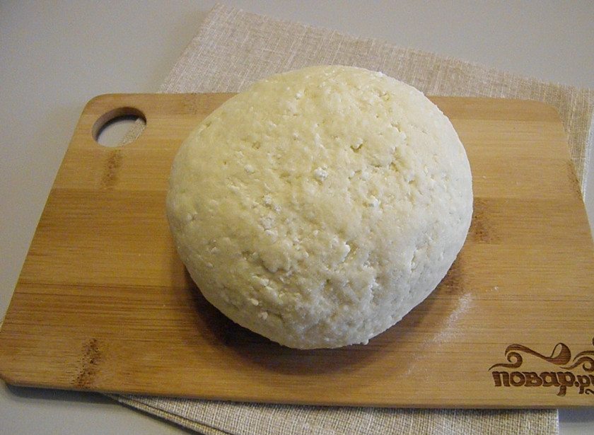 1. Этап. Вергуны на творожном тесте: Замесите не слишком крутое тесто, оно должно быть мягким, нежным, но не липнуть к рукам.