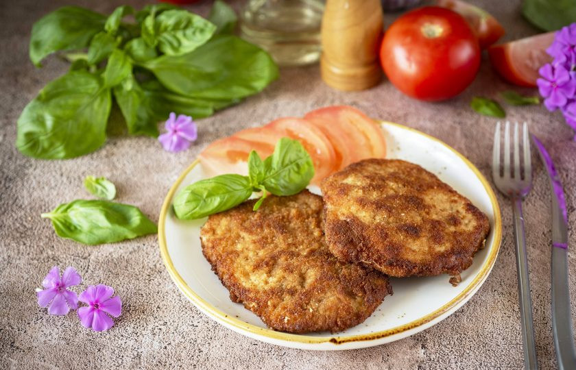 1. Этап. Котлеты отбивные из свинины: Готовые отбитые котлеты подавайте к столу горячими.