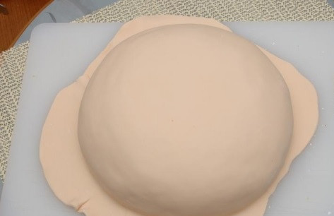 1. Этап. Торт Гамбургер: 4. Верхний корж также обтянуть тонко раскатанной мастикой, заворачивая лишние края во внутрь.