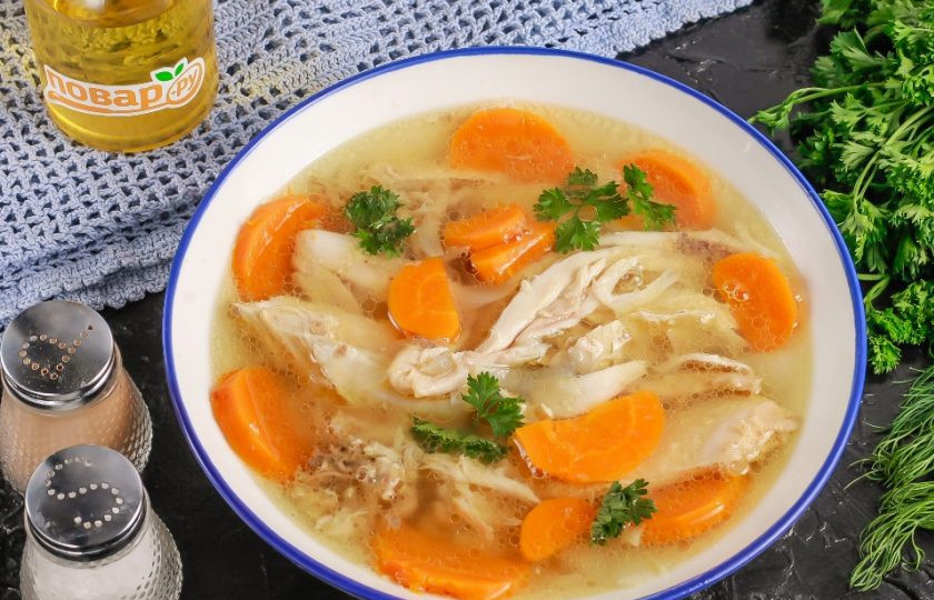 1. Этап. Холодец из курицы без желатина в мультиварке: Выложите части курицы на тарелку, слегка остудите и разберите руками, удаляя косточки. Выложите мясо в тарелки вместе с морковью и луком. Процедите бульон через двойной слой марли и аккуратно влейте в тарелки. Украсьте свежей зеленью и поместите тарелки в холодильник минимум на 2-3 часа.