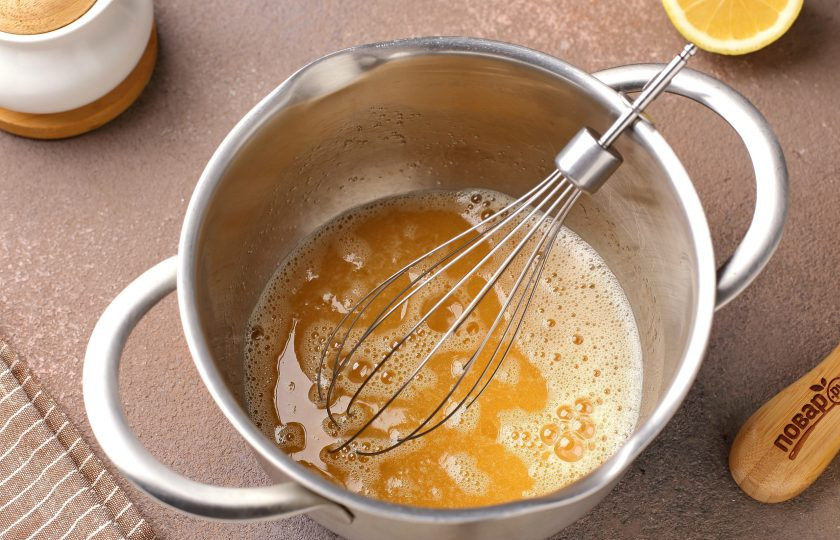 1. Этап. Блинчики хрустящие: Яйца взбейте с сахаром и солью.