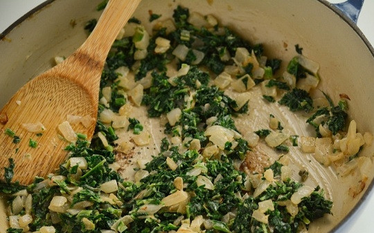 1. Этап. Фриттата с ветчиной, шпинатом и сыром: 4. Выложите шпинат и жарьте несколько минут, чтобы ушла лишняя влага.