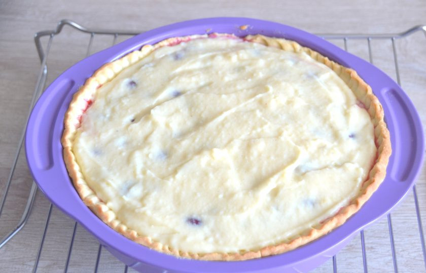 1. Этап. Рисовый пирог с вишней: Разровняйте крем по всей поверхности пирога. Выпекайте при температуре 180 градусов 25-30 минут, уже без конвекции.