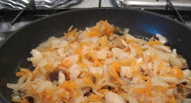 1. Этап. Щи суточные: А теперь добавим квашеную капусту. В идеале ее надо заморозить перед готовкой, а потом разморозить. Можете попробовать и так, и так. Добавляем капусту к овощам с грибами, тушим все до готовности капусты. Можно добавить немного воды.