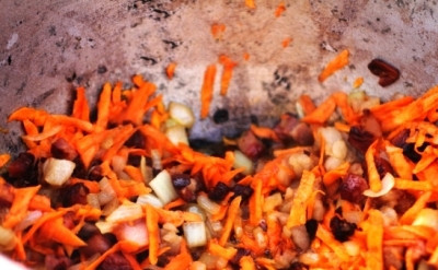 1. Этап. Кулеш на костре: Затем добавляем натертую на крупной терке морковь, перемешиваем и тушим около минуты.