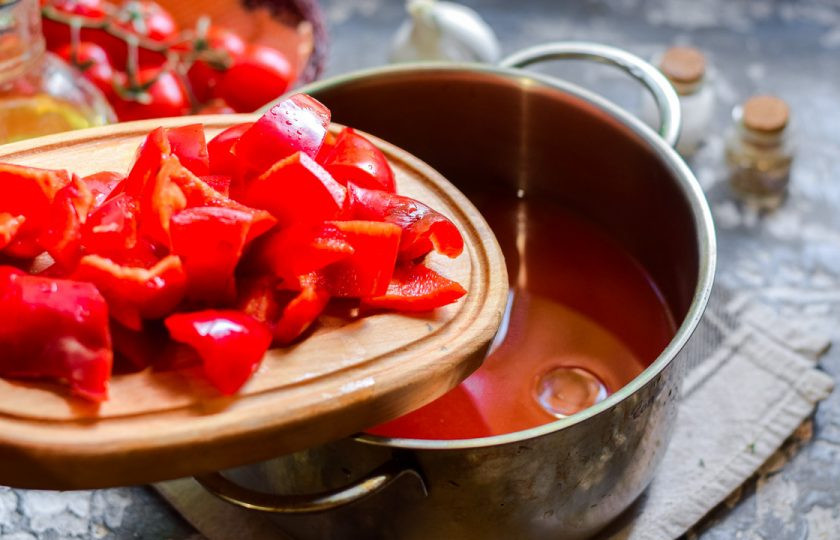 1. Этап. Перец с томатным соусом: Переложите перец в томатный соус.