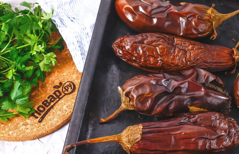 1. Этап. Баклажанная икра без уксуса: Баклажаны промойте в воде и проколите ножом каждый плод несколько раз. Выложите на противень и запеките примерно 1 час при 150-180 градусах.