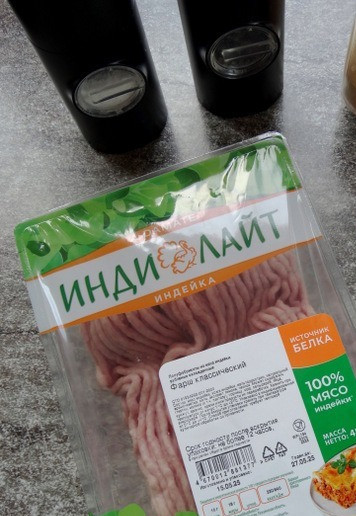 1. Этап. Бургер-гриль красный бархат: Пока булочки выпекаются приготовим котлеты.